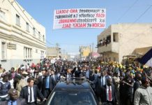 Une foule accueille Macron à Saint-Louis du Sénégal, qui attend son aide