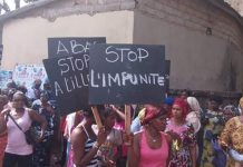 Guinée: des milliers d' »Amazones » en blanc exigent la fin des violences policières meurtrières