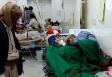 Choléra: dans un hôpital algérien, malades et proches se parlent à bonne distance