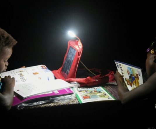 En Côte d’Ivoire, des cartables solaires pour faire ses devoirs