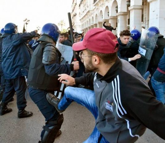 Des centaines de manifestants à Alger contre un 5e mandat de Bouteflika (AFP)