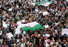 Algérie: étudiants et professionnels de santé défilent contre Bouteflika