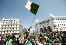Algerie: foule énorme à Alger pour demander le départ du régime