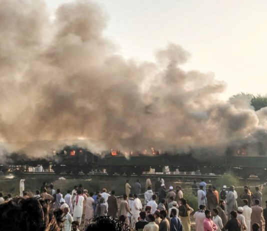 Pakistan: au moins 71 morts dans un incendie à bord d’un train de passagers
