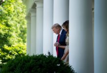 Etats-Unis: peur à la Maison Blanche, exposée au Covid-19