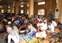 Guinée: des manifestants rouvrent des mosquées malgré l’interdiction