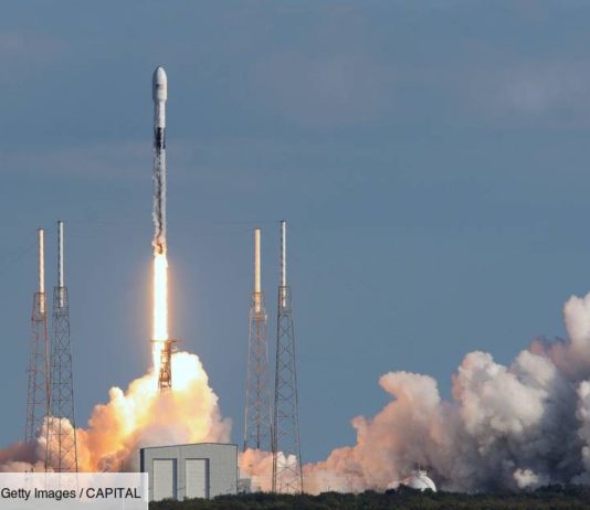 La fusée SpaceX transportant deux astronautes a été lancée dans l’espace, une première