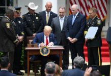 Etats-Unis: face à la colère antiraciste, Trump lance une réforme limitée de la police