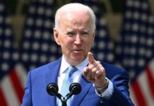 Etats-Unis: Biden dévoile un plan limité contre l' »épidémie » de la violence des armes à feu