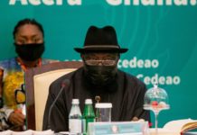 Mali: Sans se montrer trop ferme, la Cédéao suspend le pays de ses institutions