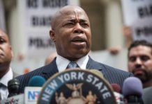 Etats-Unis: Un ex-policier noir revendique la victoire à la primaire démocrate pour la mairie de New York