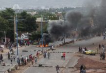 Mali: Le gouvernement condamne une manifestation de policiers armés