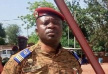 Burkina: la junte rétablit la Constitution et modifie les institutions