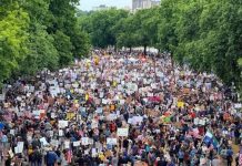 A bas les rois. Le monde proteste contre la politique du président américain.