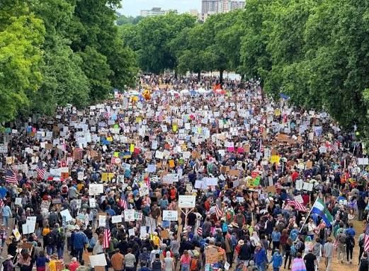 A bas les rois. Le monde proteste contre la politique du président américain.