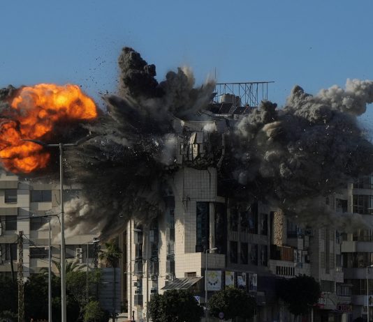 Le président Trump a déclaré mardi avoir accepté de suspendre les bombardements contre l’Iran